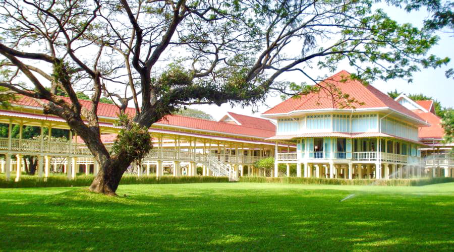 Nossos serviços de aluguel de carros oferecem uma seleção diversificada de veículos em Phetchaburi.